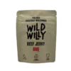 beef-jerky-bbq-30g-front Wild Willy beef jerky BBQ to mięso zamarynowane w pełnej smaku marynacie opartej na pomidorach, cebuli, czosnku oraz papryce. Dodaliśmy burbon do marynaty, który wydobywa aromaty przypraw i nadaje jerky głębi smaku.