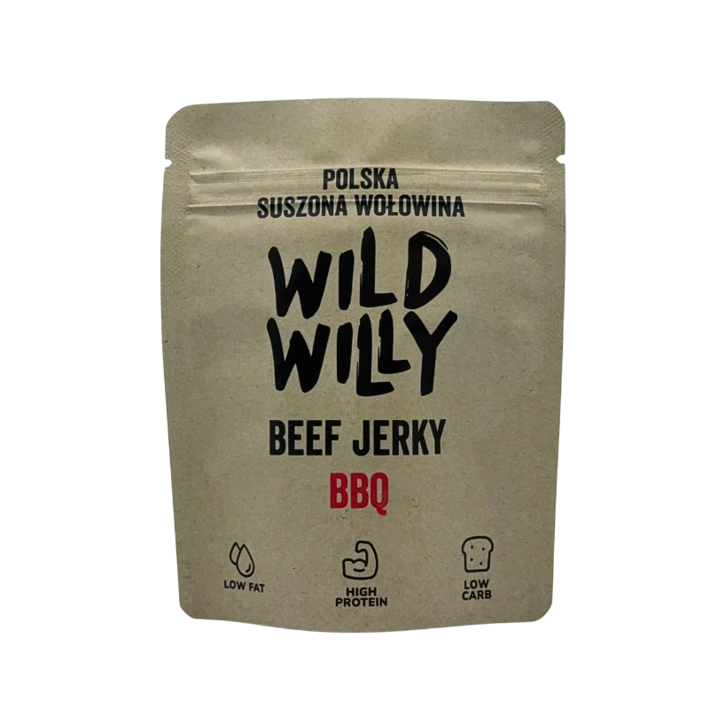 beef-jerky-bbq-30g-front Wild Willy beef jerky BBQ to mięso zamarynowane w pełnej smaku marynacie opartej na pomidorach, cebuli, czosnku oraz papryce. Dodaliśmy burbon do marynaty, który wydobywa aromaty przypraw i nadaje jerky głębi smaku.