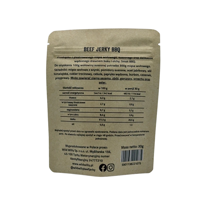 beef-jerky-bbq-30g-rear Wild Willy beef jerky BBQ to mięso zamarynowane w pełnej smaku marynacie opartej na pomidorach, cebuli, czosnku oraz papryce. Dodaliśmy burbon do marynaty, który wydobywa aromaty przypraw i nadaje jerky głębi smaku.
